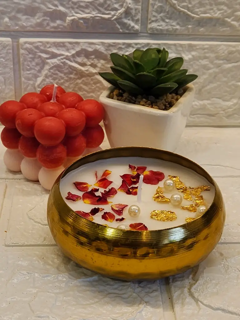 Soy Wax Scented Urli Rose Petals Candle (Rose)