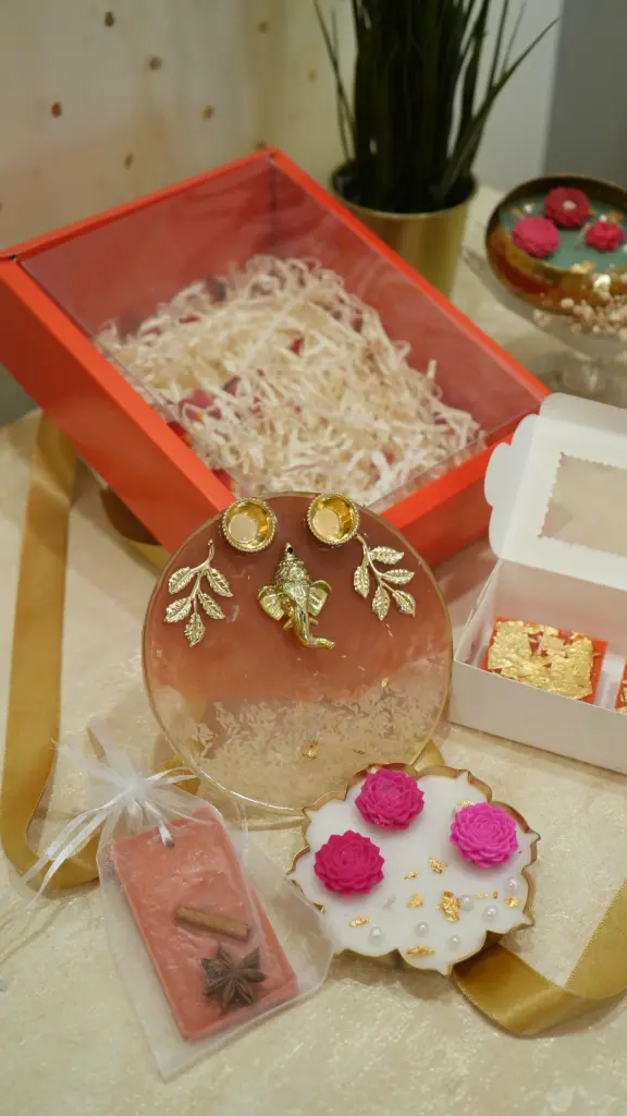 Festive Hamper (Arti plate, lotus urli candle, wax sachet, kalakand candle)