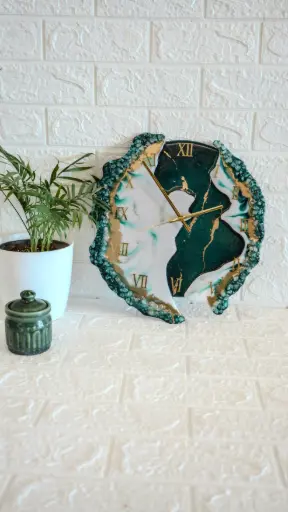 14" Geode Clock Emareld Green)